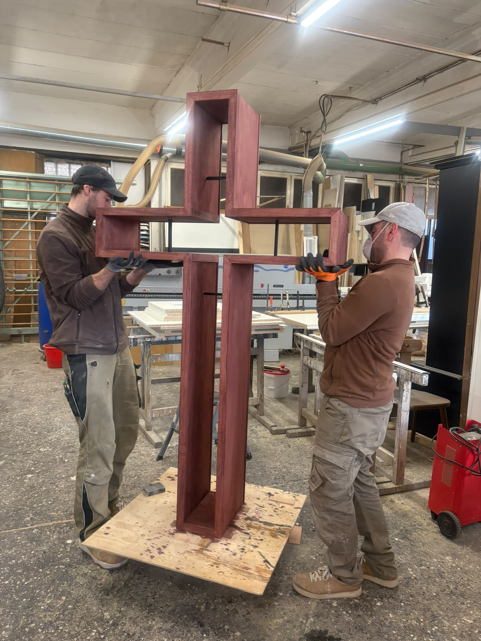 Firmkreuz während der Fertigung in der Werkstatt