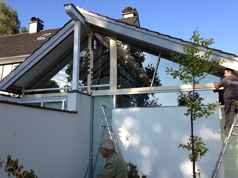 Große Glasfront im Außenbereich