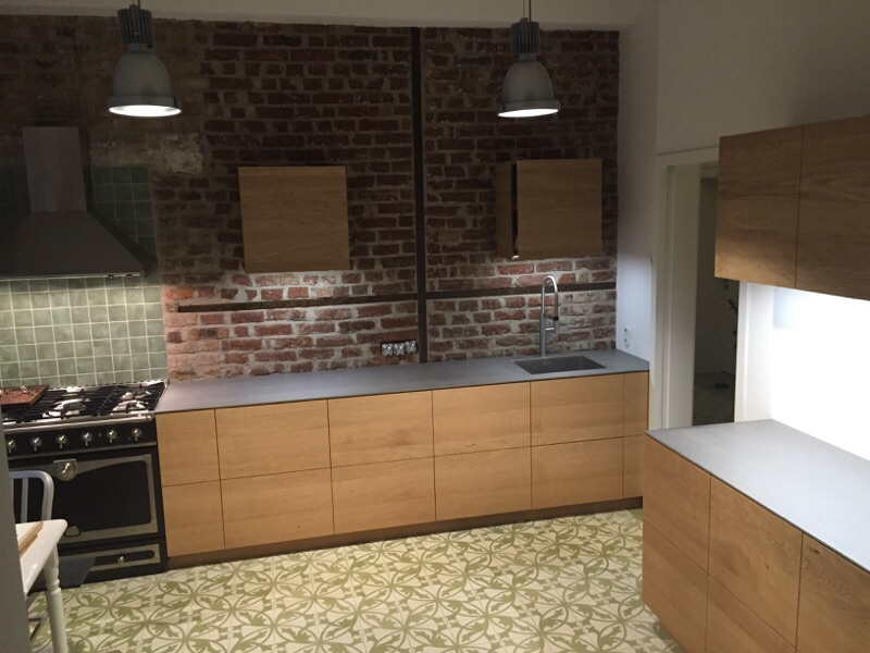 Maßgefertigte Küche mit Backsteinwand