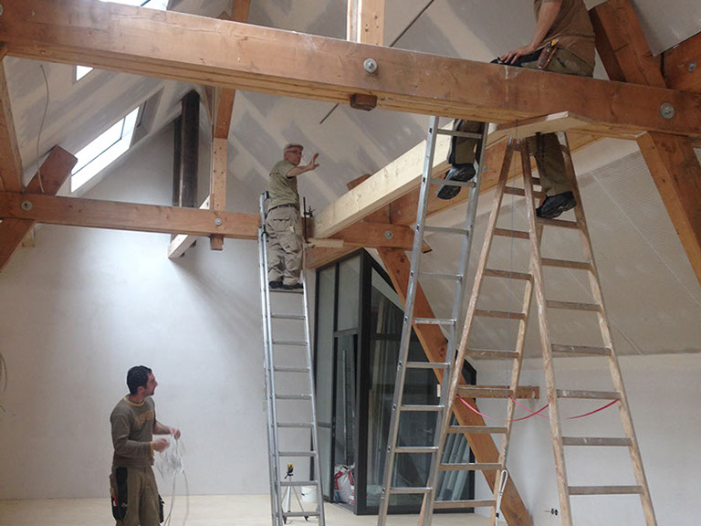 Montagearbeiten im Dachausbau